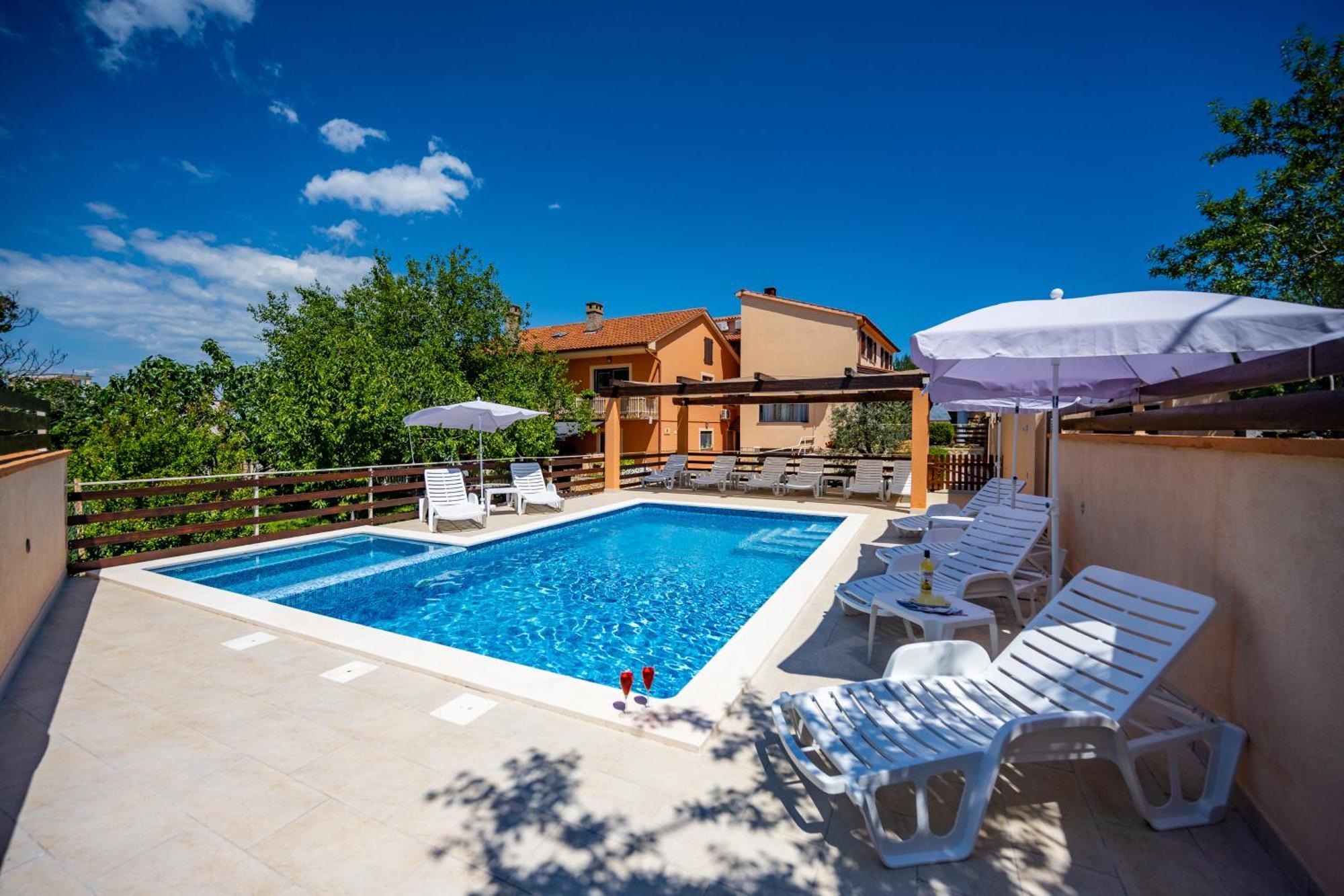 E-M Apartments With Private Pool فينكوران المظهر الخارجي الصورة